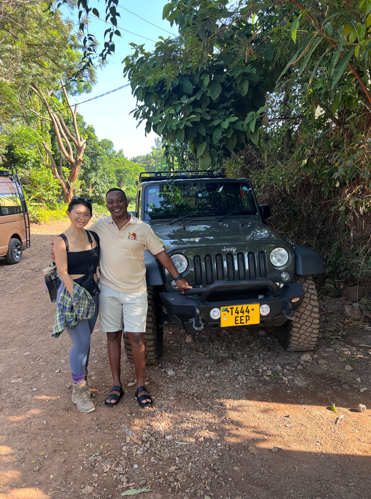 與嚮導及吉普車合照,準備前往 Machame Gate