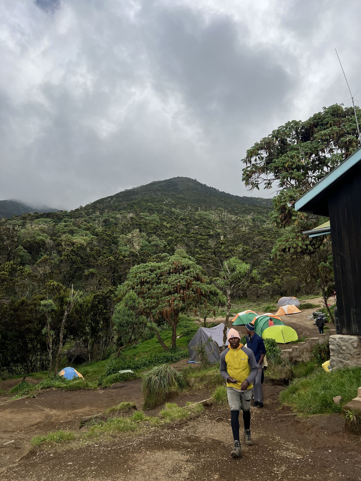 Machame Camp 帳篷區與山景