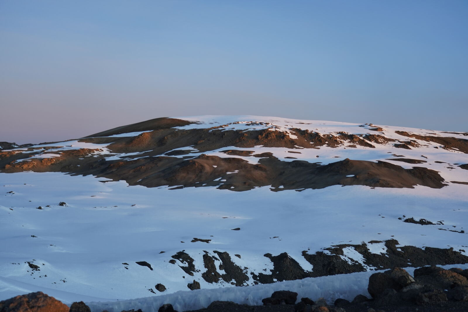 火山口邊緣的雪地日出光影