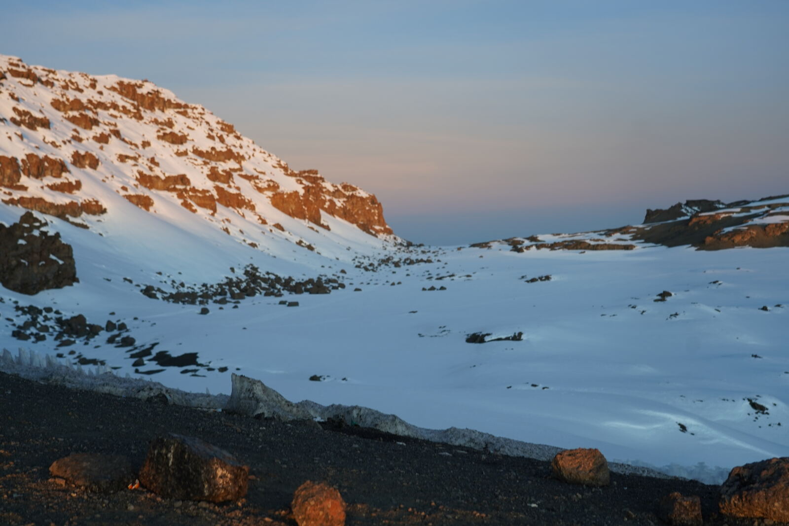 火山口內的雪原與岩石