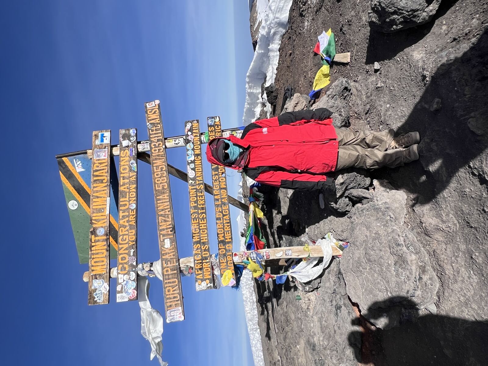站在 Uhuru Peak 標示牌前留影