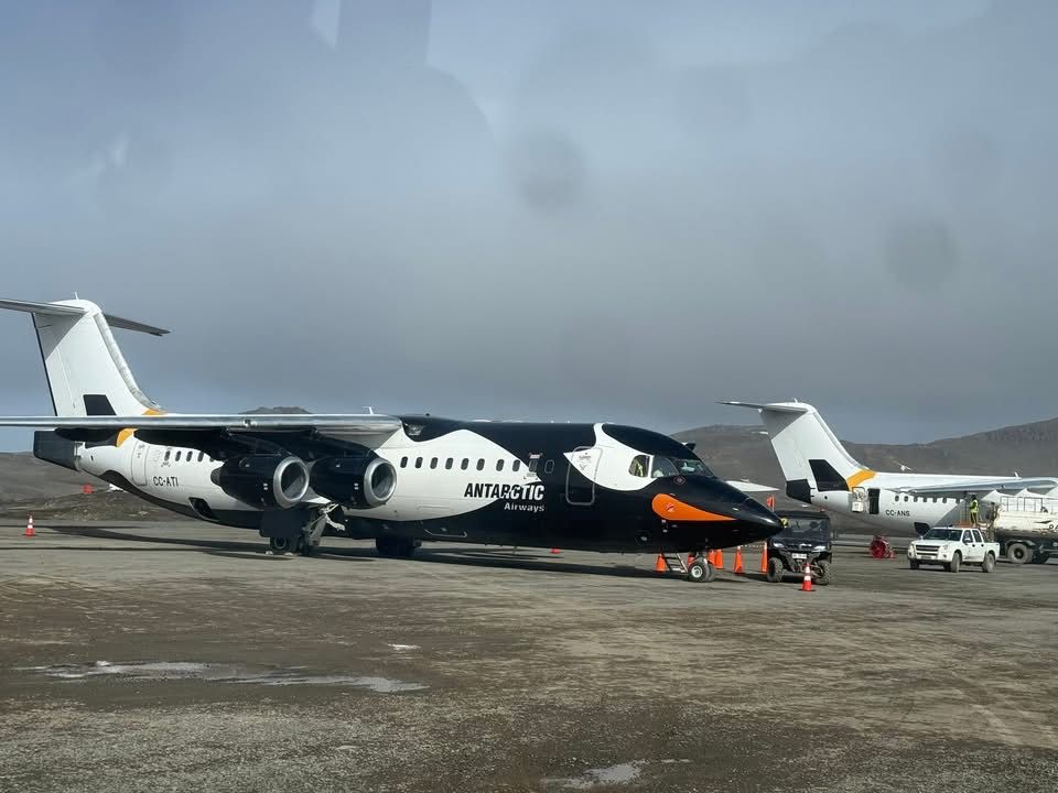 Antarctic Airways 企鵝塗裝包機停在喬治王島跑道