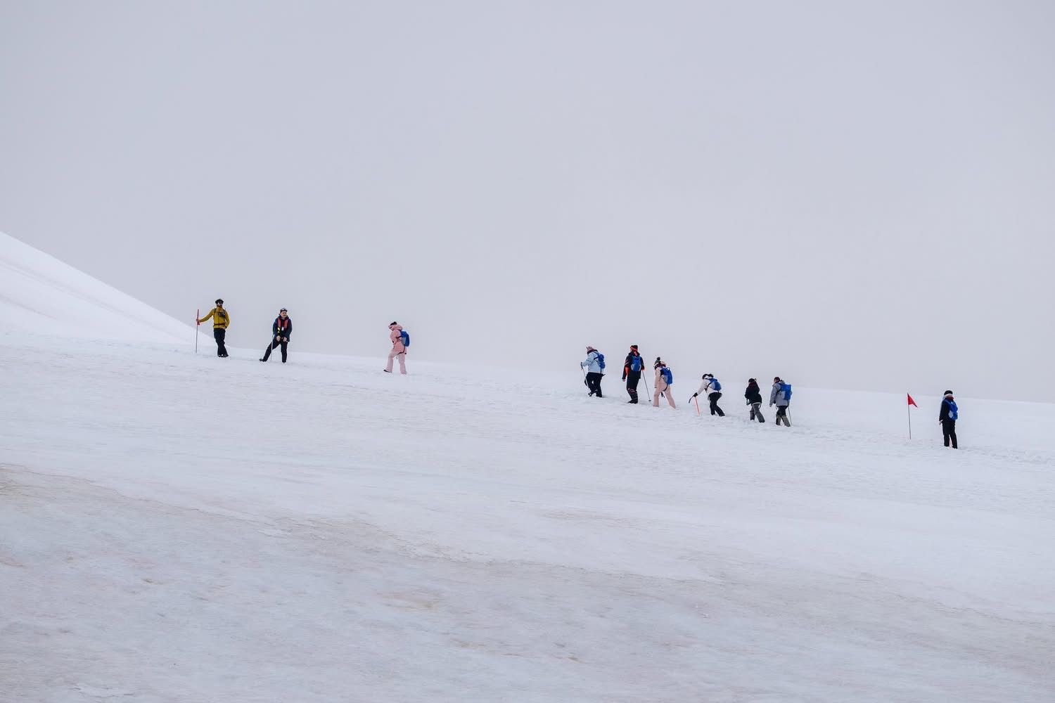 雪坡上安靜前行的登陸隊伍