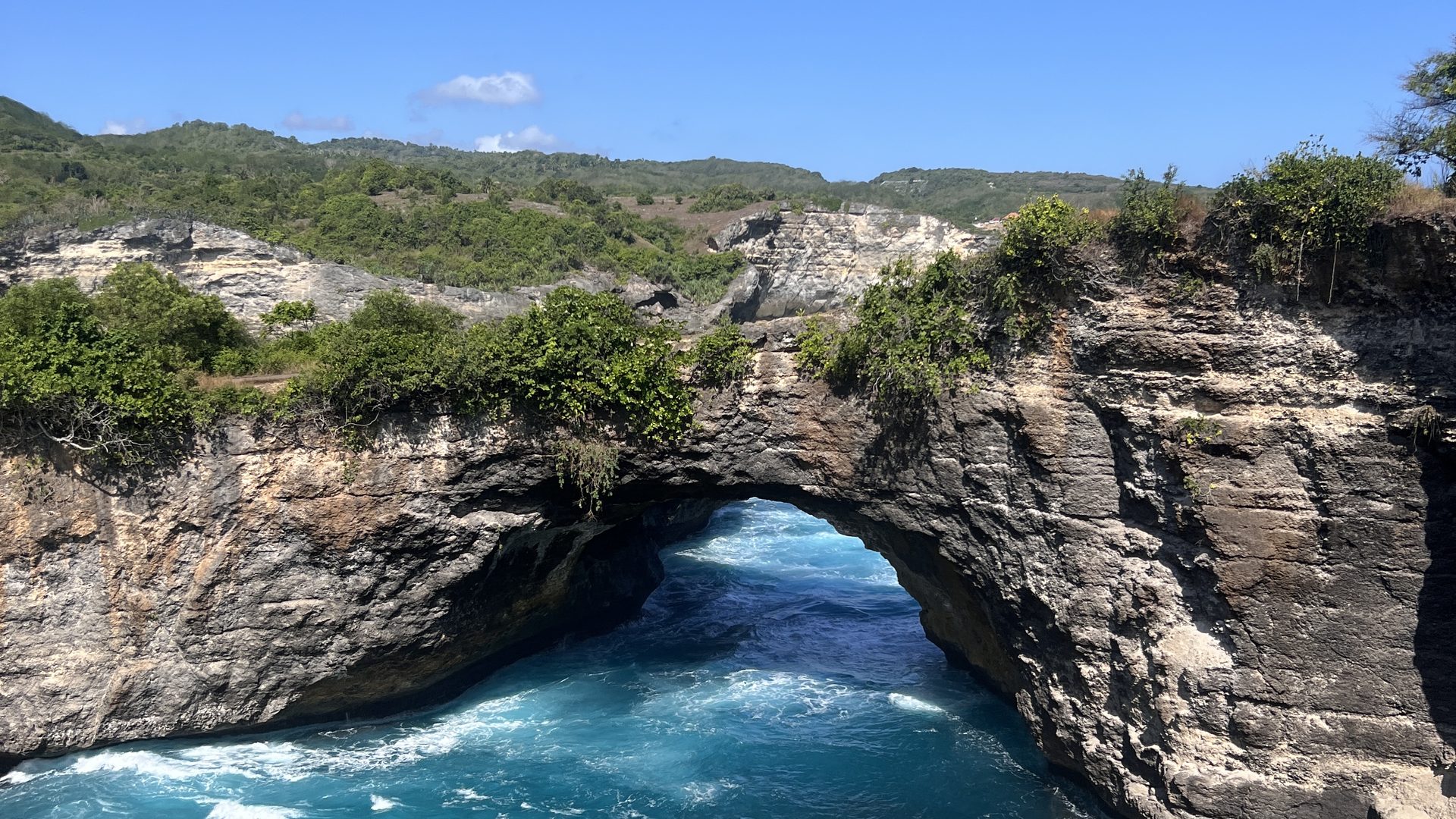 峇里島佩妮達島破碎海灘 Broken Beach，天然海蝕拱門下方湧入湛藍海水，形成環形海灣