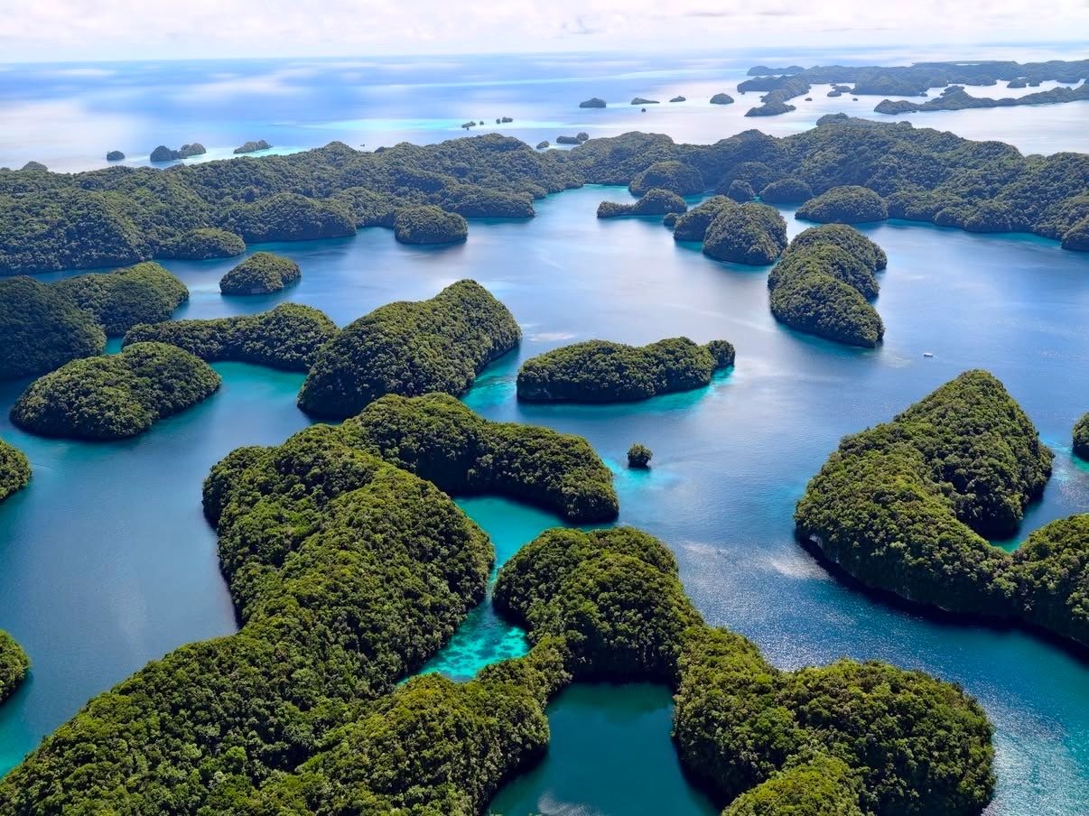 空拍帛琉洛克群島,綠色蘑菇島與藍綠色潟湖