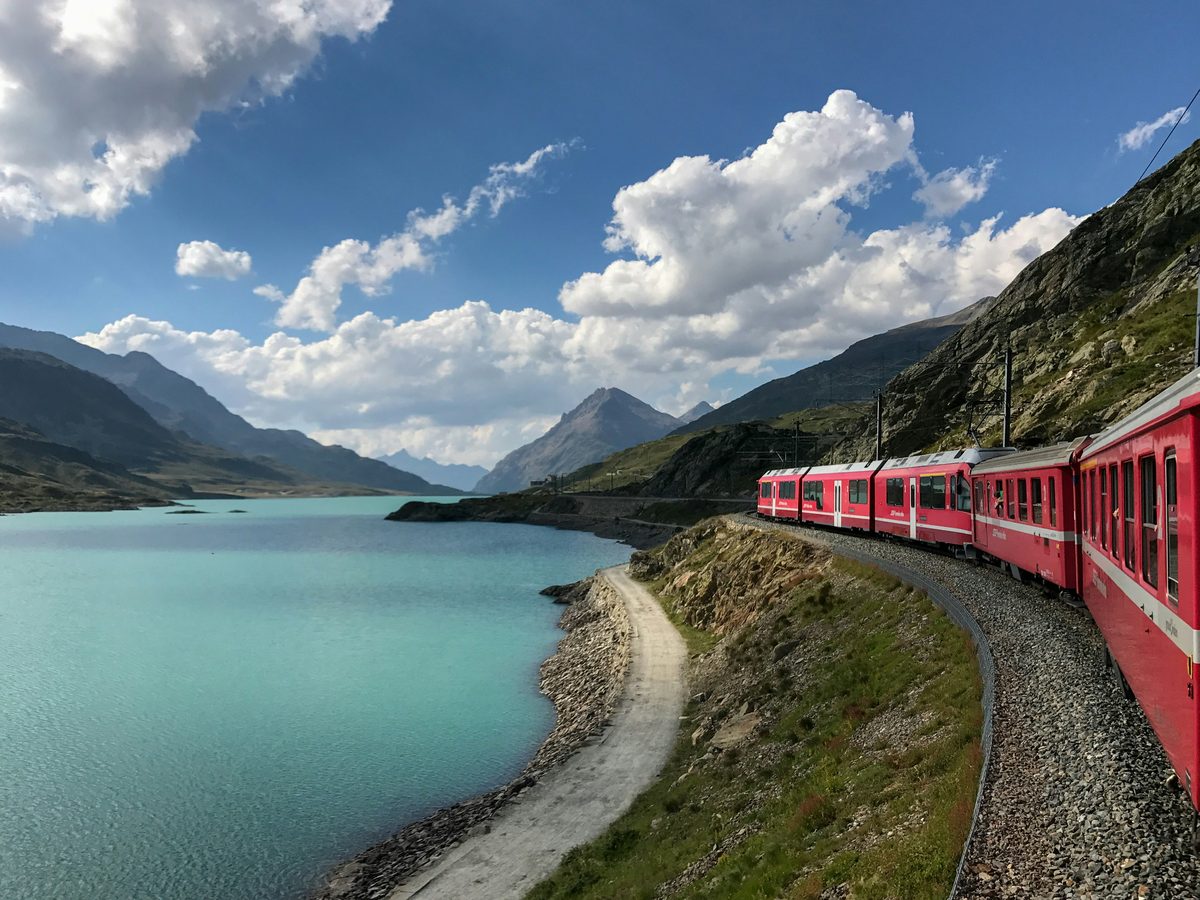 瑞士伯連納列車行經白湖 Lago Bianco